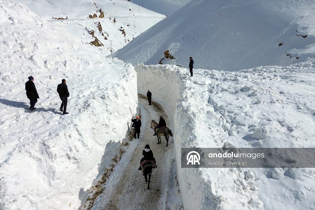 'Kar koridoru'ndan geçerek ilçeye ulaşıyorlar