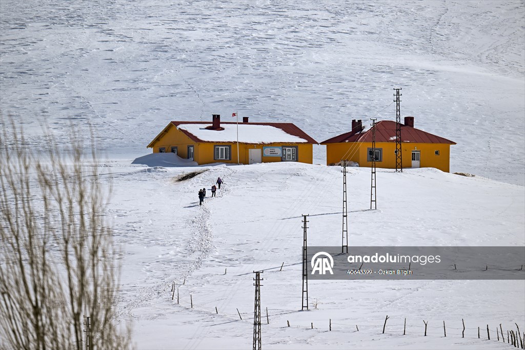 'Kar koridoru'ndan geçerek ilçeye ulaşıyorlar