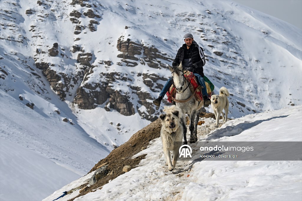 'Kar koridoru'ndan geçerek ilçeye ulaşıyorlar