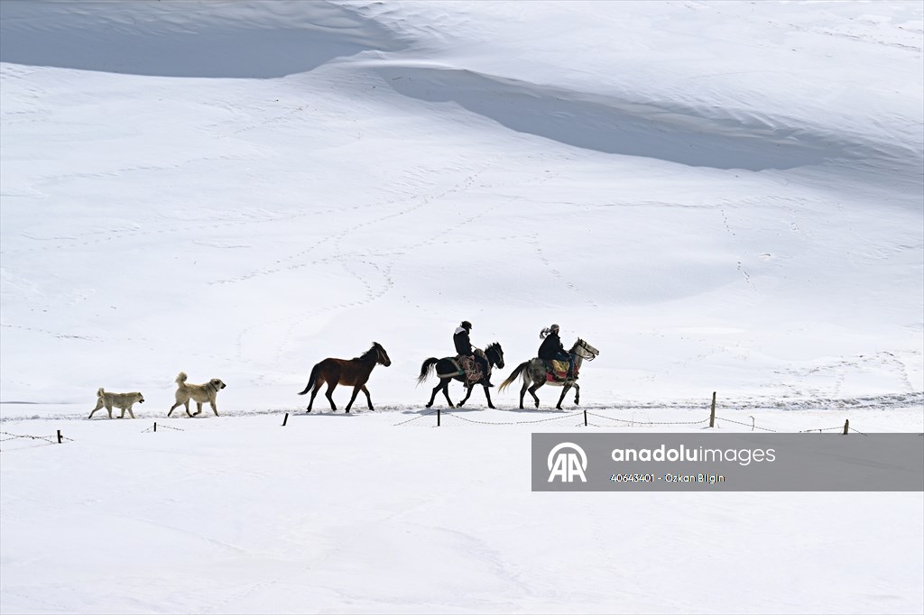 'Kar koridoru'ndan geçerek ilçeye ulaşıyorlar