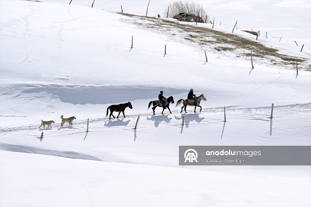 'Kar koridoru'ndan geçerek ilçeye ulaşıyorlar