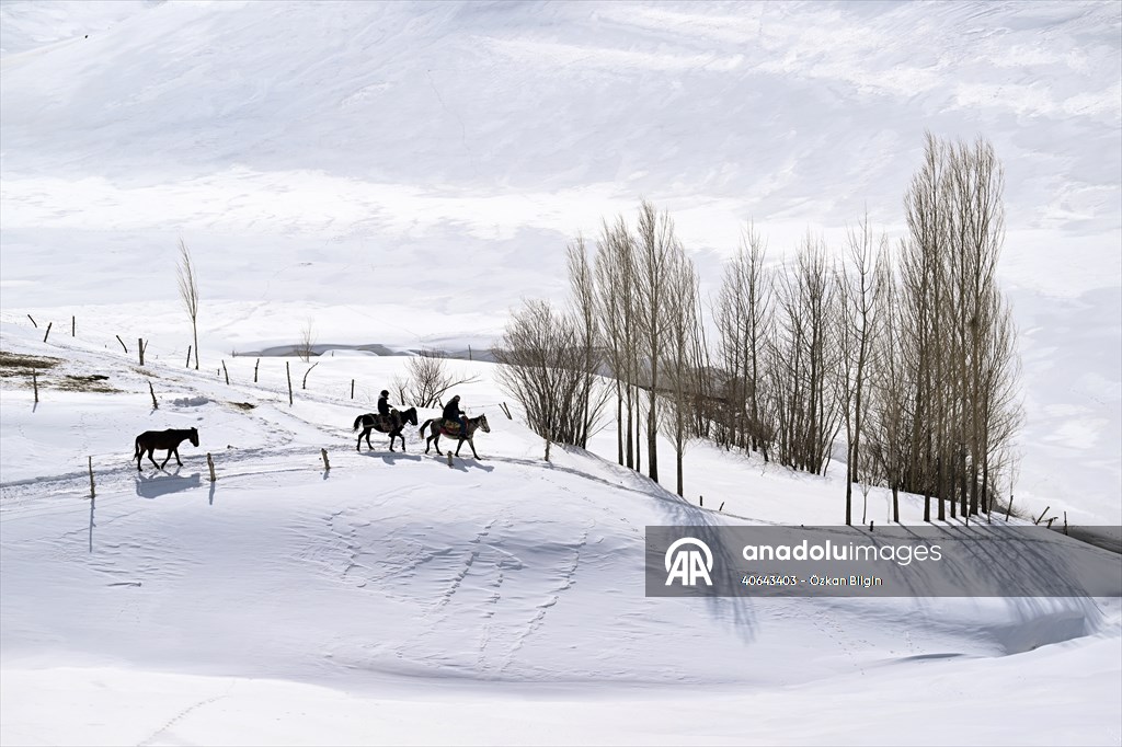 'Kar koridoru'ndan geçerek ilçeye ulaşıyorlar