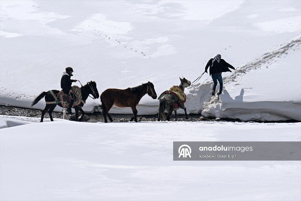 'Kar koridoru'ndan geçerek ilçeye ulaşıyorlar