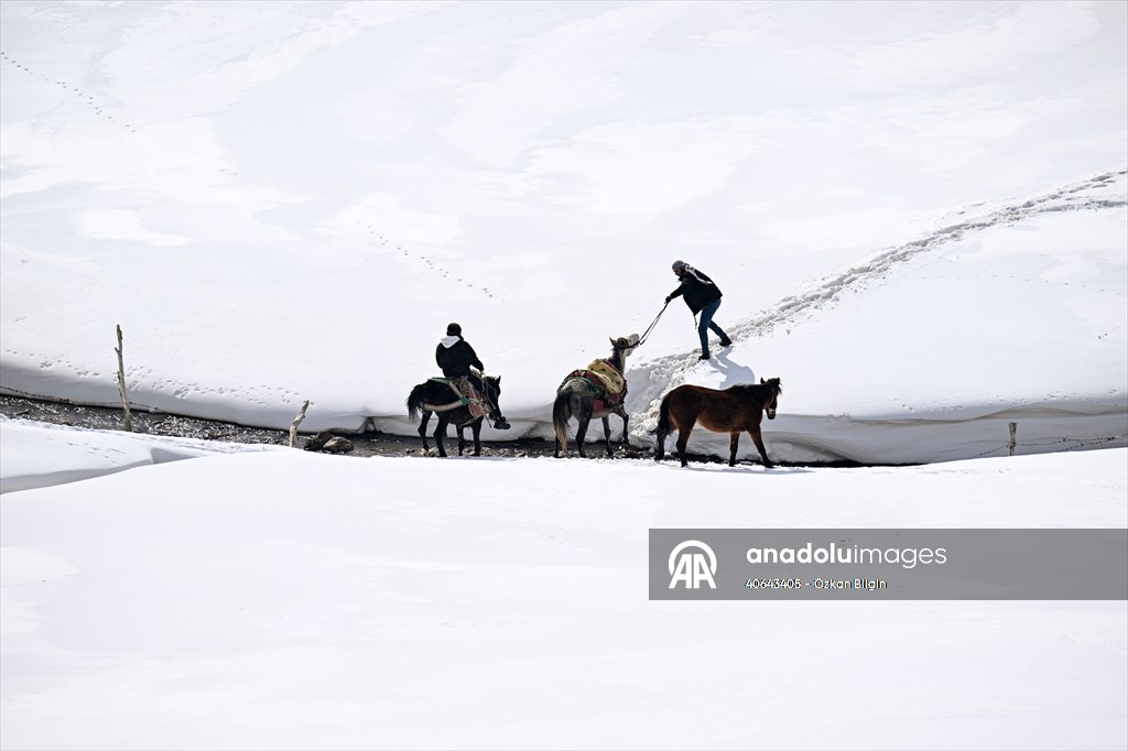 'Kar koridoru'ndan geçerek ilçeye ulaşıyorlar