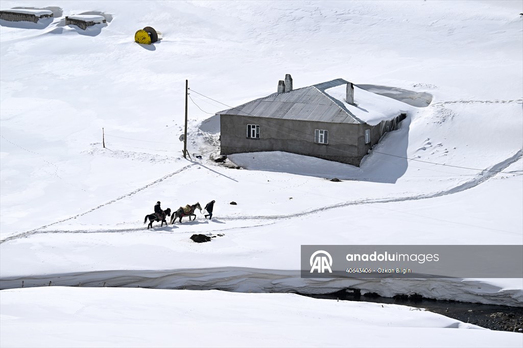 'Kar koridoru'ndan geçerek ilçeye ulaşıyorlar