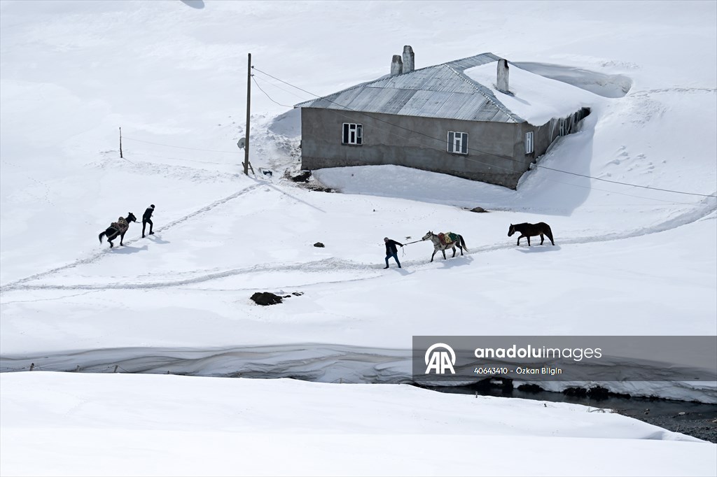 'Kar koridoru'ndan geçerek ilçeye ulaşıyorlar