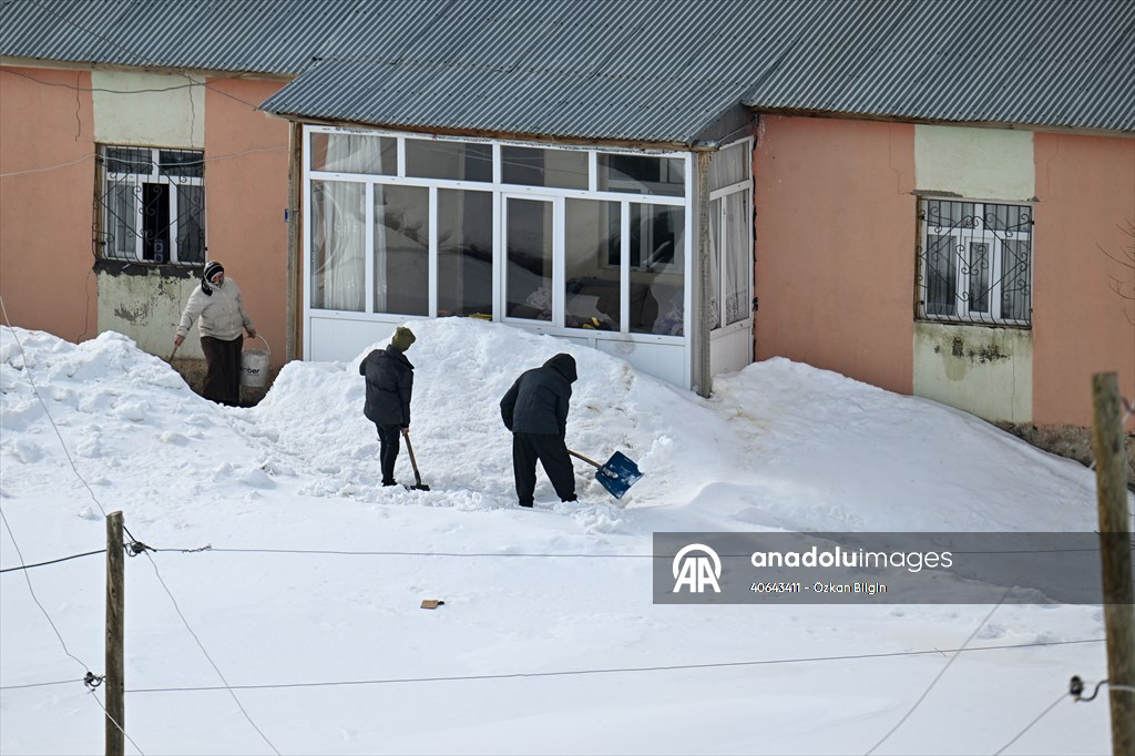 'Kar koridoru'ndan geçerek ilçeye ulaşıyorlar