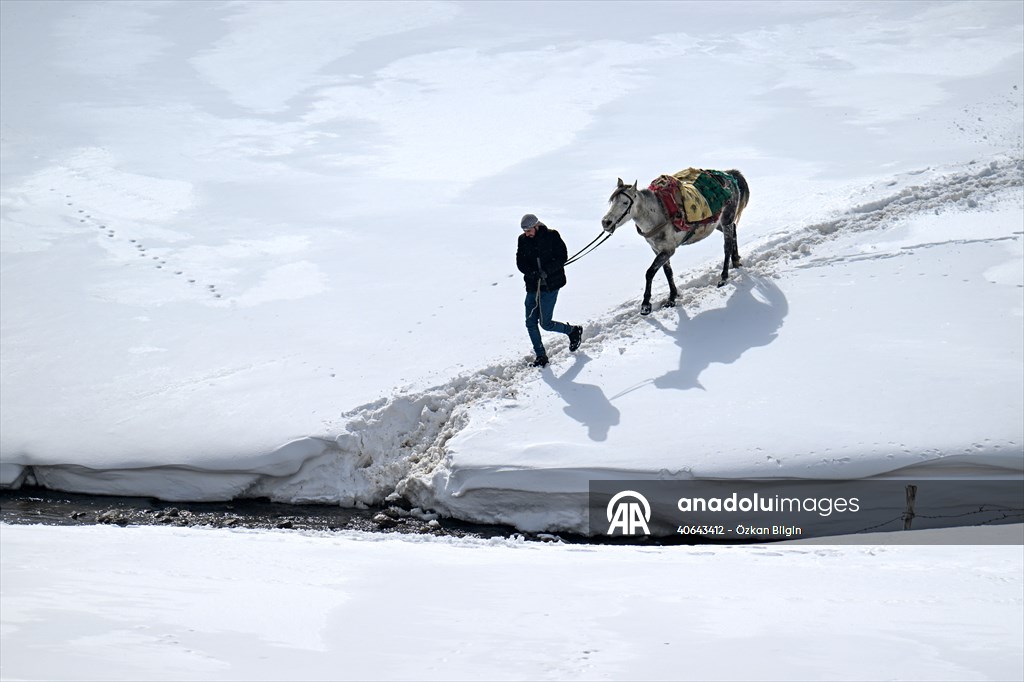 'Kar koridoru'ndan geçerek ilçeye ulaşıyorlar