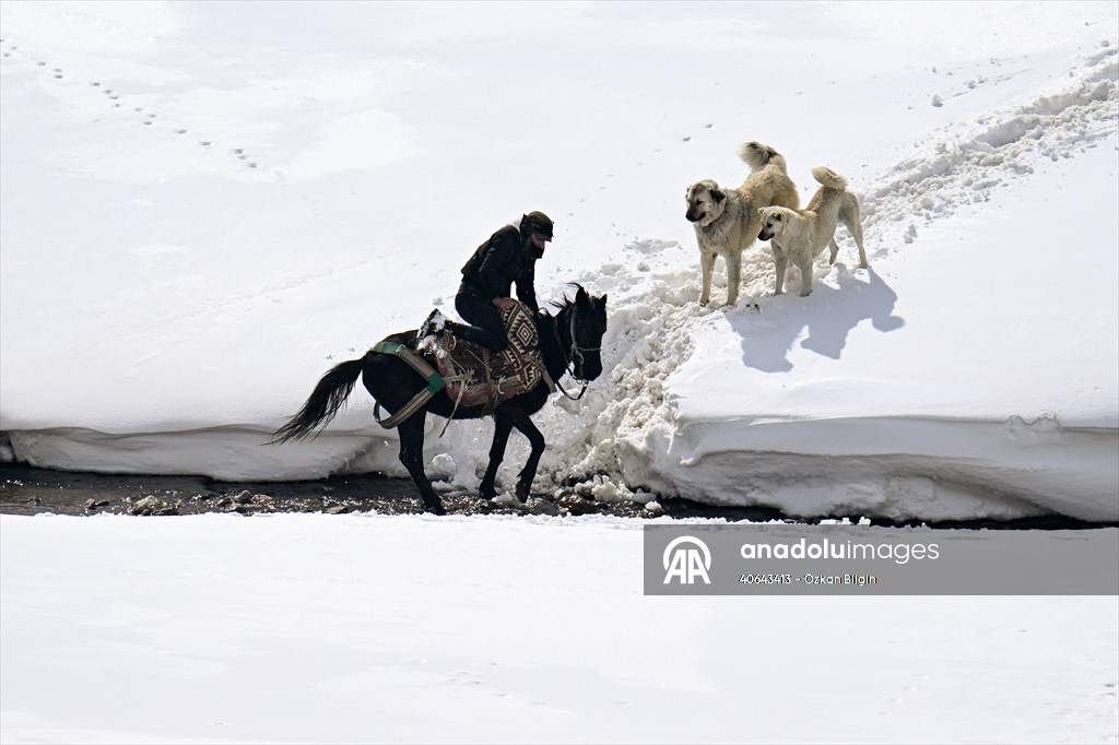'Kar koridoru'ndan geçerek ilçeye ulaşıyorlar