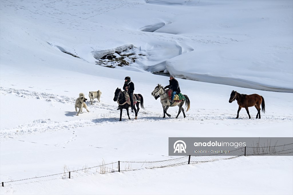 'Kar koridoru'ndan geçerek ilçeye ulaşıyorlar