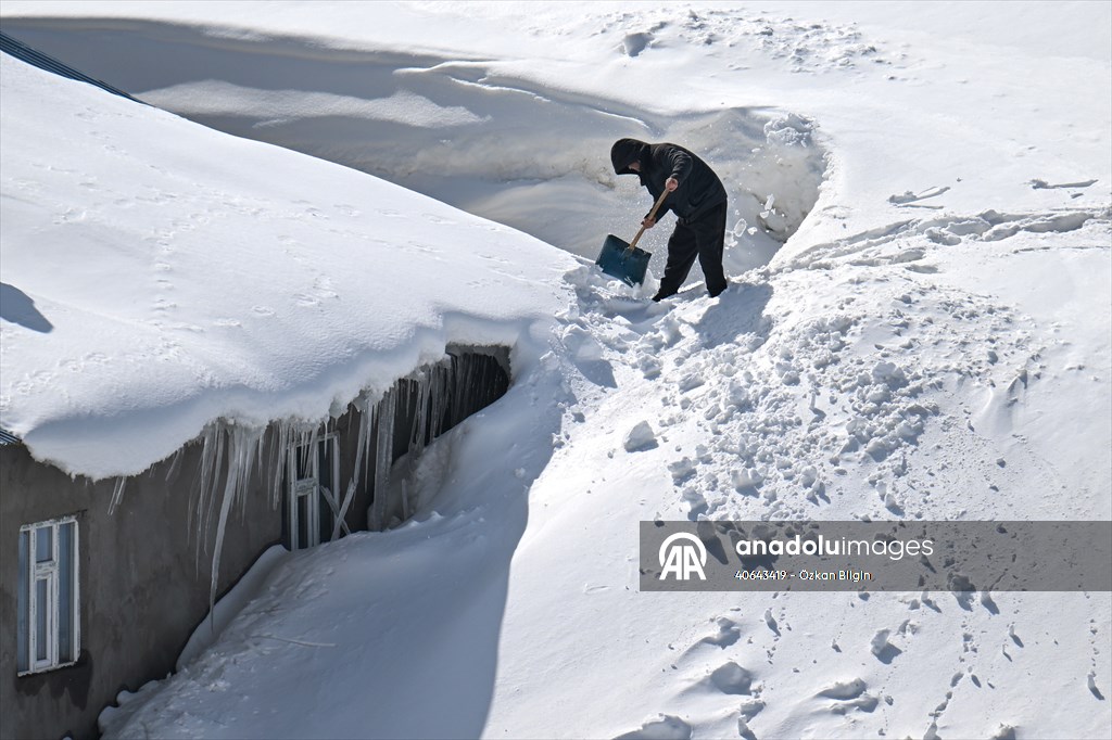 'Kar koridoru'ndan geçerek ilçeye ulaşıyorlar