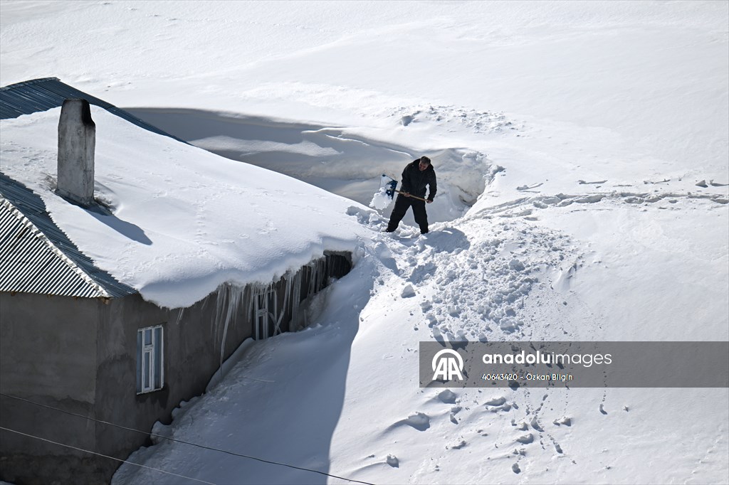 'Kar koridoru'ndan geçerek ilçeye ulaşıyorlar