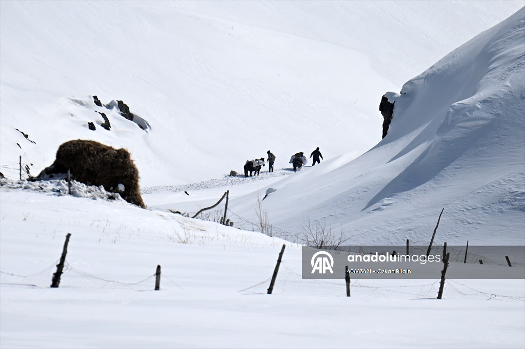 'Kar koridoru'ndan geçerek ilçeye ulaşıyorlar