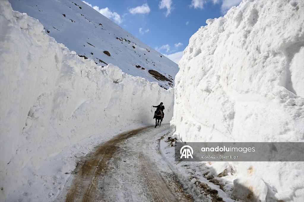 'Kar koridoru'ndan geçerek ilçeye ulaşıyorlar