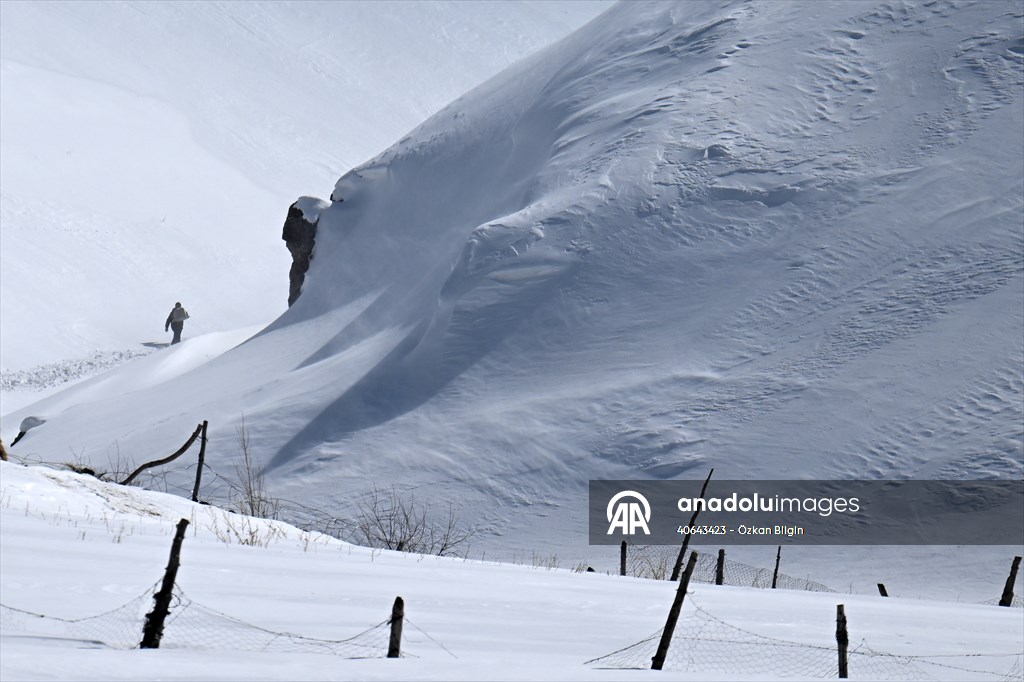 'Kar koridoru'ndan geçerek ilçeye ulaşıyorlar