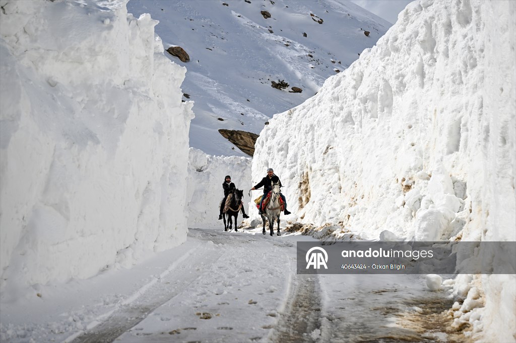 'Kar koridoru'ndan geçerek ilçeye ulaşıyorlar