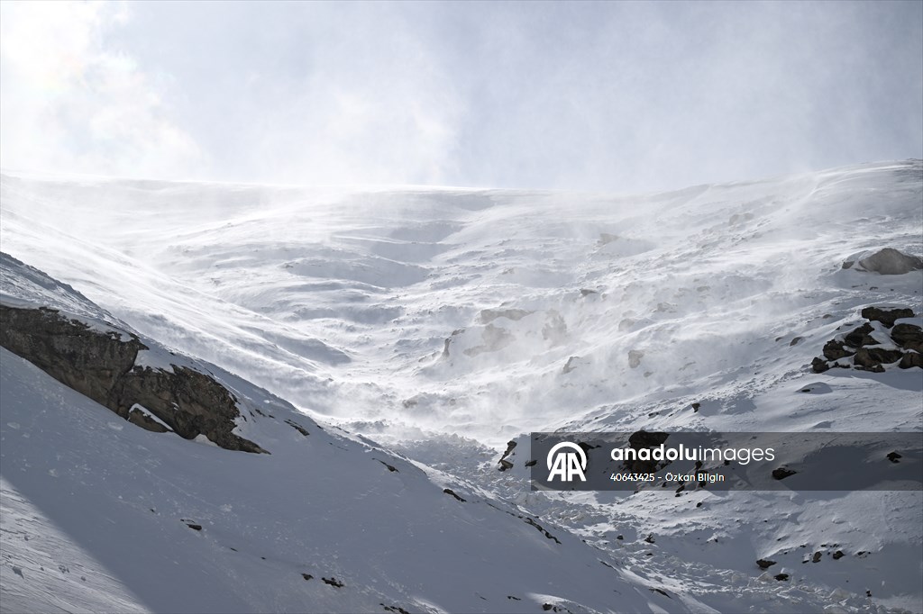 'Kar koridoru'ndan geçerek ilçeye ulaşıyorlar