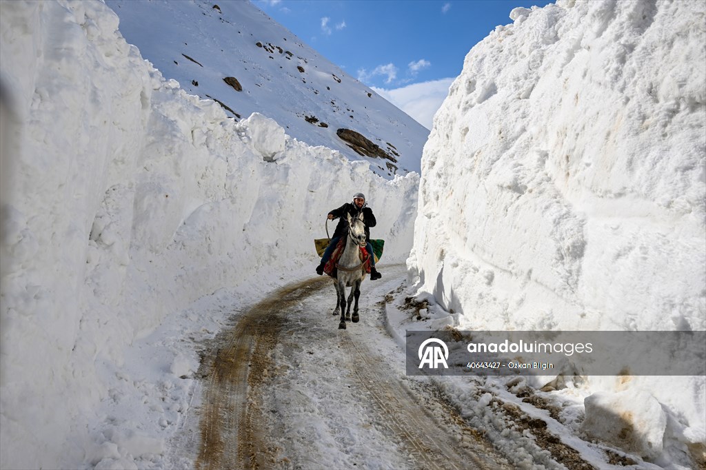 'Kar koridoru'ndan geçerek ilçeye ulaşıyorlar
