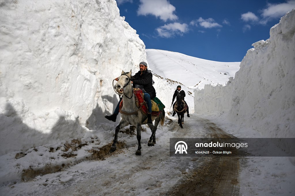 'Kar koridoru'ndan geçerek ilçeye ulaşıyorlar