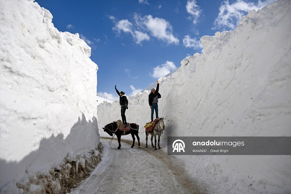 'Kar koridoru'ndan geçerek ilçeye ulaşıyorlar