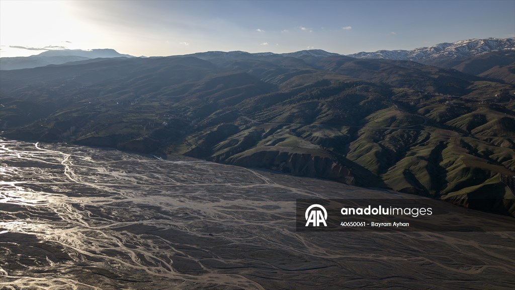 Şiro Çayı eriyen kar sularını Fırat Nehri’ne taşıyor