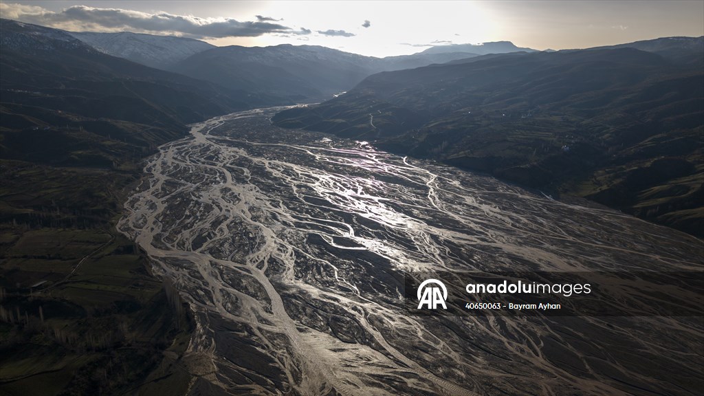 Şiro Çayı eriyen kar sularını Fırat Nehri’ne taşıyor