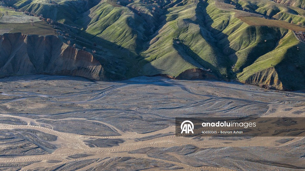 Şiro Çayı eriyen kar sularını Fırat Nehri’ne taşıyor