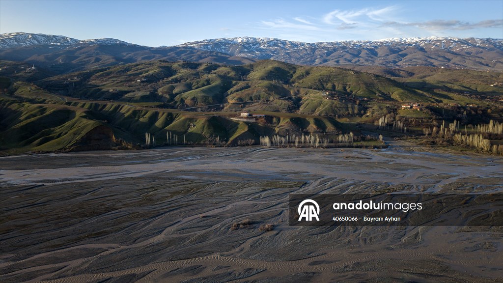 Şiro Çayı eriyen kar sularını Fırat Nehri’ne taşıyor