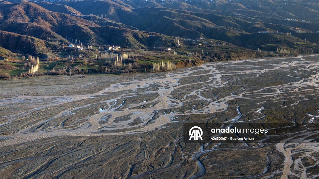 Şiro Çayı eriyen kar sularını Fırat Nehri’ne taşıyor