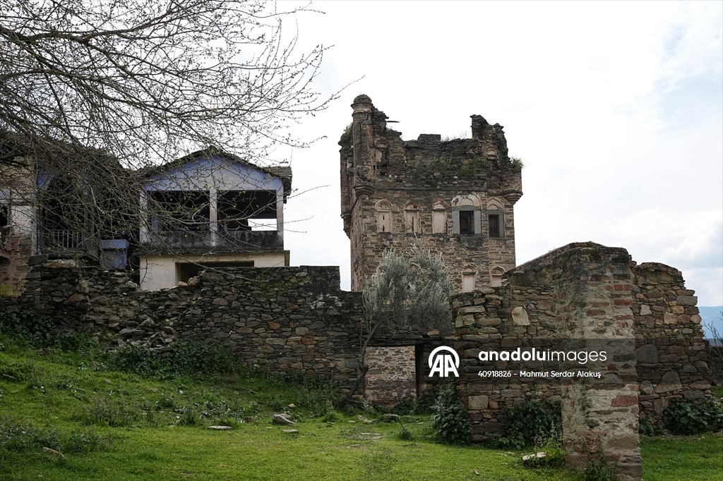 Arpaz Kulesi zamana direniyor