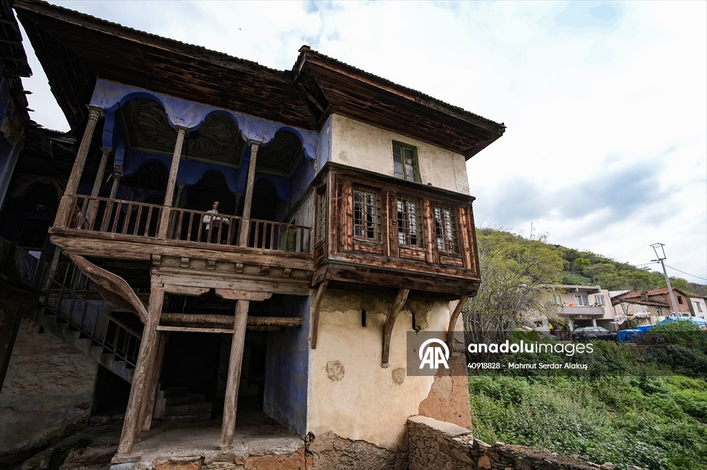 Arpaz Kulesi zamana direniyor