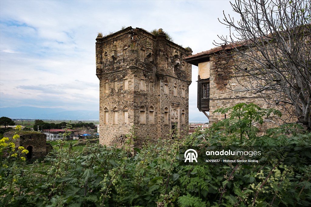 Arpaz Kulesi zamana direniyor