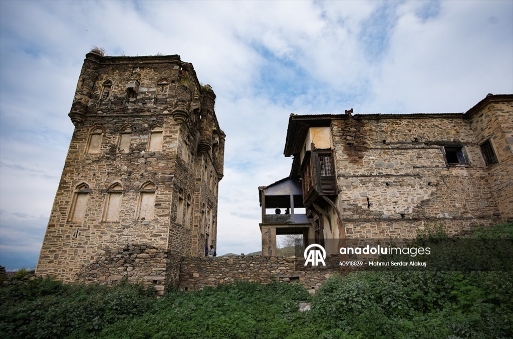 Arpaz Kulesi zamana direniyor