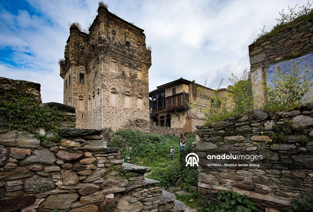 Arpaz Kulesi zamana direniyor