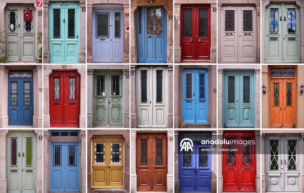 Cunda Adası'ndaki rengarenk kapılar geçmişin izlerini taşıyor