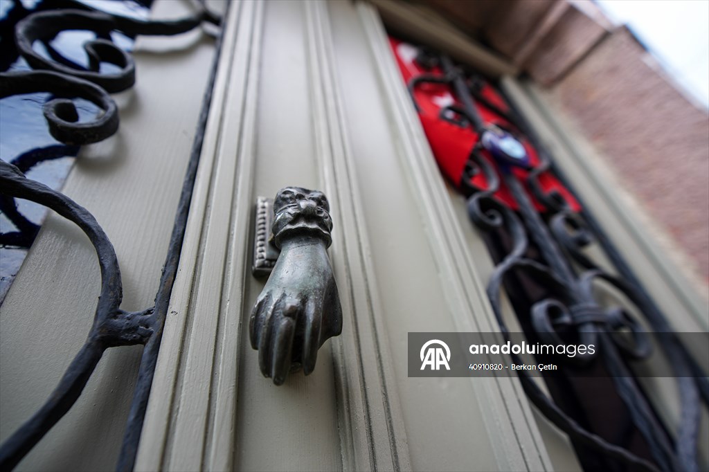 Cunda Adası'ndaki rengarenk kapılar geçmişin izlerini taşıyor