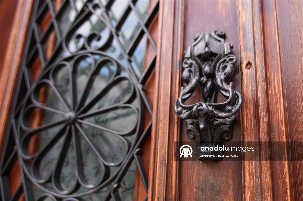 Cunda Adası'ndaki rengarenk kapılar geçmişin izlerini taşıyor