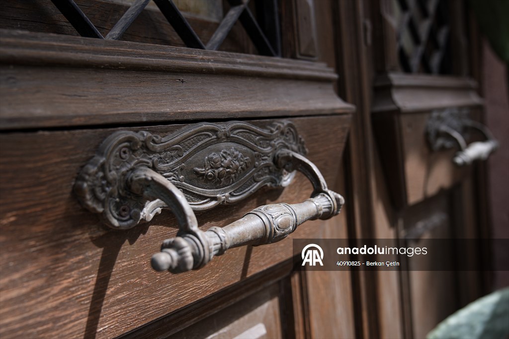 Cunda Adası'ndaki rengarenk kapılar geçmişin izlerini taşıyor