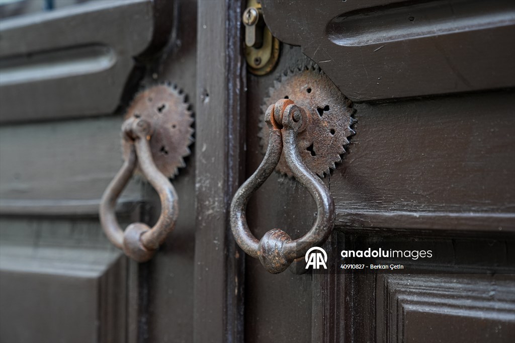 Cunda Adası'ndaki rengarenk kapılar geçmişin izlerini taşıyor