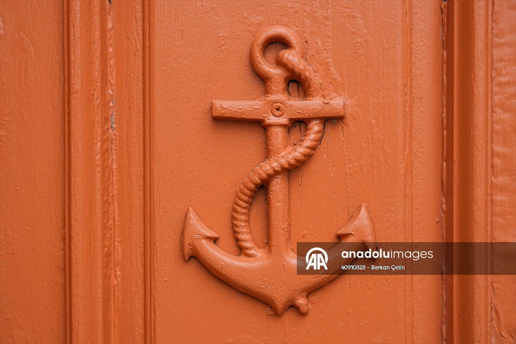 Cunda Adası'ndaki rengarenk kapılar geçmişin izlerini taşıyor