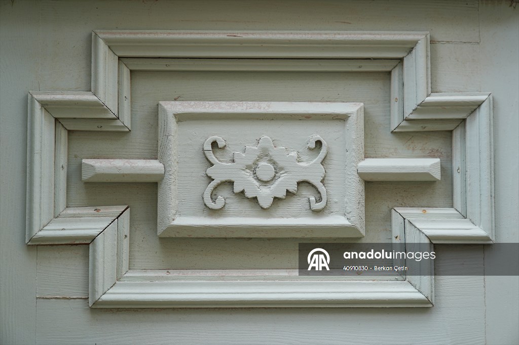 Cunda Adası'ndaki rengarenk kapılar geçmişin izlerini taşıyor