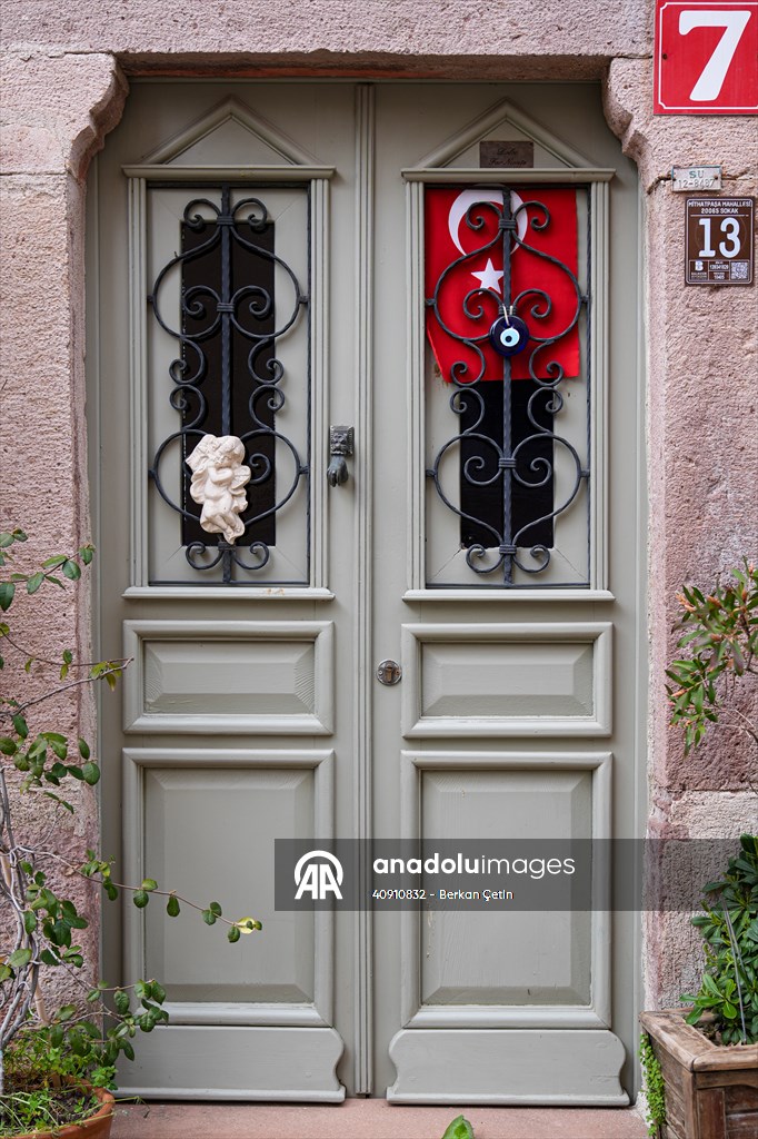 Cunda Adası'ndaki rengarenk kapılar geçmişin izlerini taşıyor