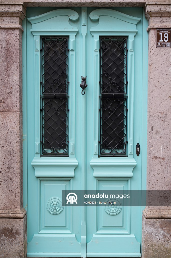 Cunda Adası'ndaki rengarenk kapılar geçmişin izlerini taşıyor