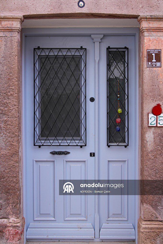 Cunda Adası'ndaki rengarenk kapılar geçmişin izlerini taşıyor