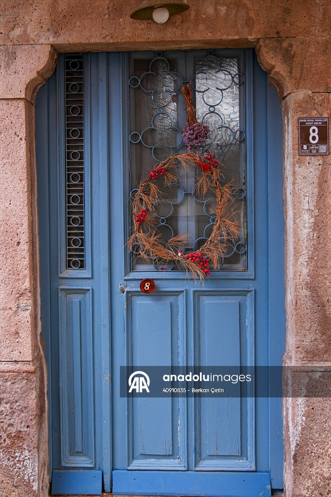 Cunda Adası'ndaki rengarenk kapılar geçmişin izlerini taşıyor