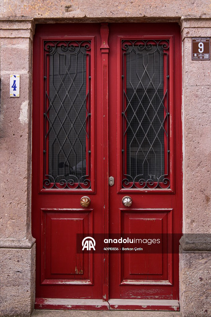 Cunda Adası'ndaki rengarenk kapılar geçmişin izlerini taşıyor