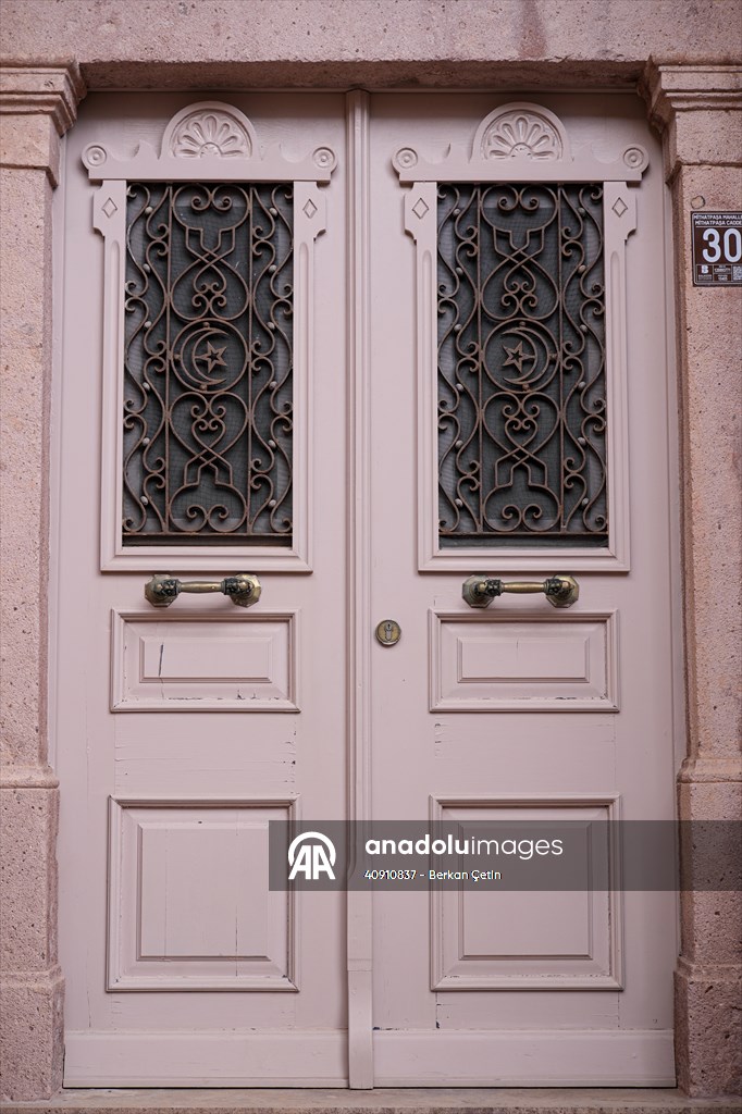 Cunda Adası'ndaki rengarenk kapılar geçmişin izlerini taşıyor