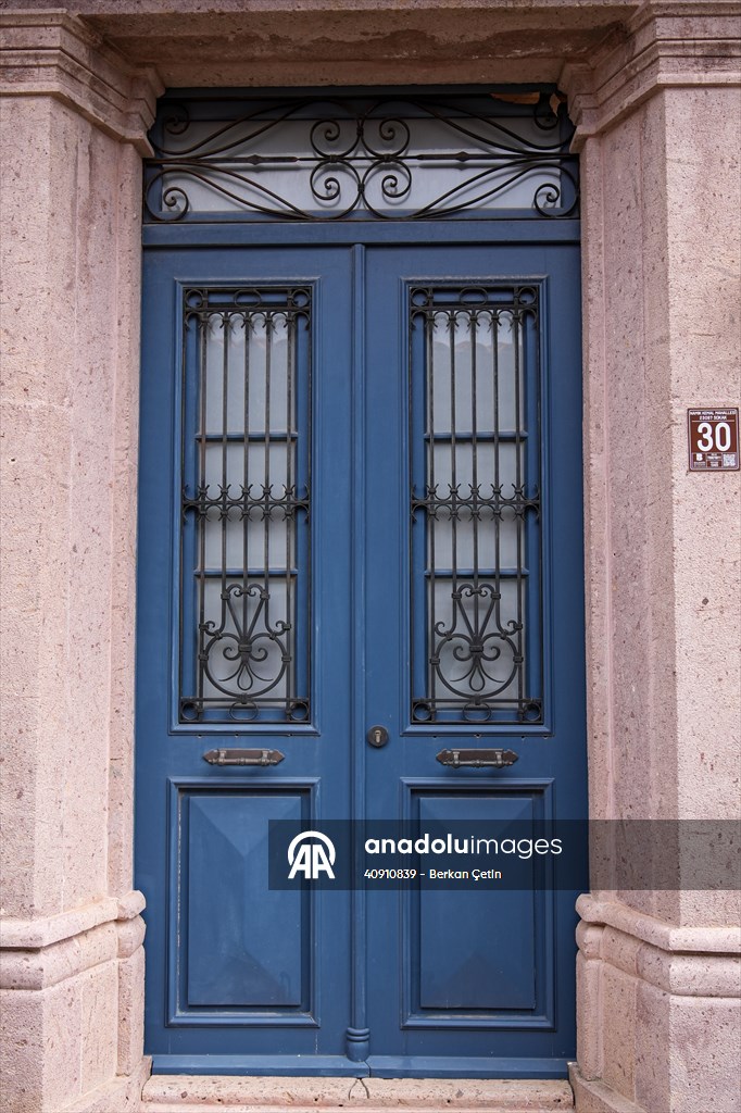 Cunda Adası'ndaki rengarenk kapılar geçmişin izlerini taşıyor