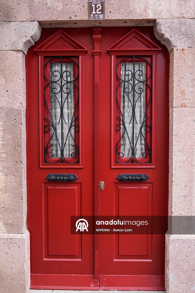 Cunda Adası'ndaki rengarenk kapılar geçmişin izlerini taşıyor