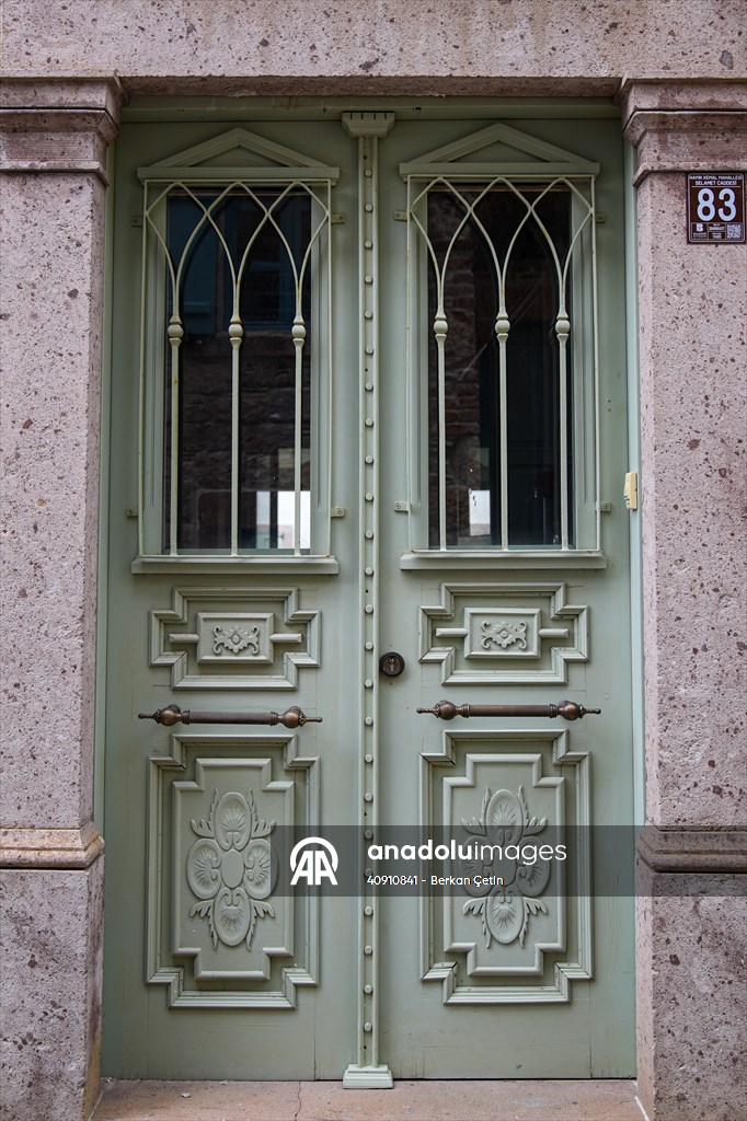 Cunda Adası'ndaki rengarenk kapılar geçmişin izlerini taşıyor